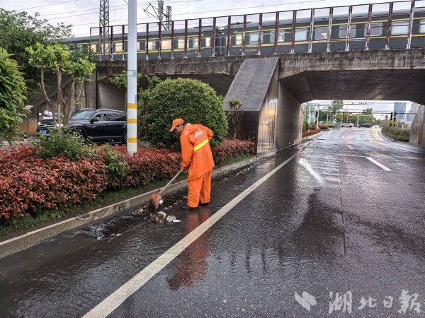 江夏环卫暴雨中不间断巡查，易积水点位未现严重积水