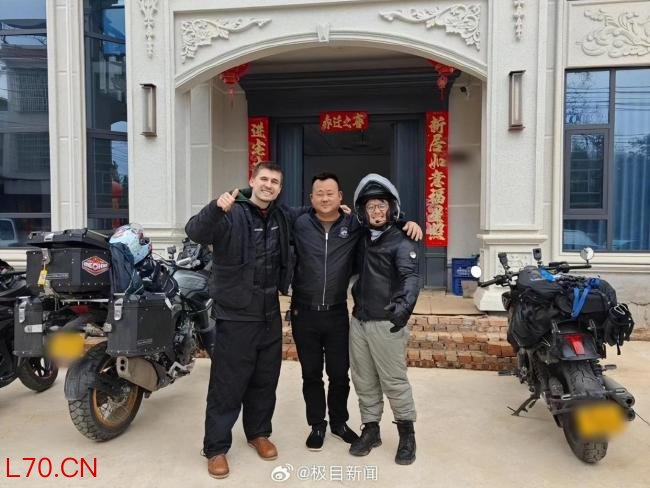两个老外骑行中国误闯丧礼找吃的 意外收获热情款待