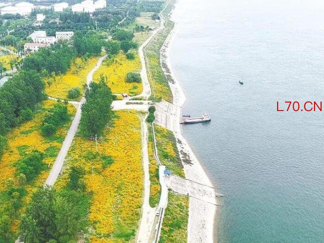 湖北一公园被指将清理垃圾丢回河中